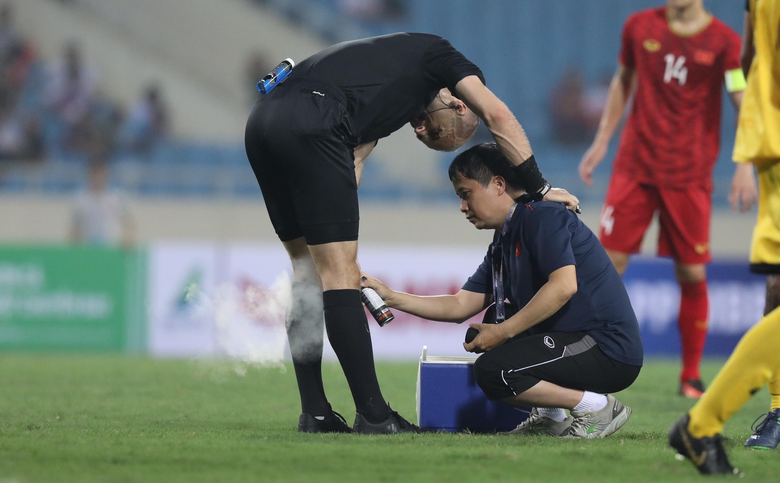 trong tai Adham Makhadmeh bi dau,  U23 Viet Nam,  U23 Brunei,  vong loai U23 chau A anh 2