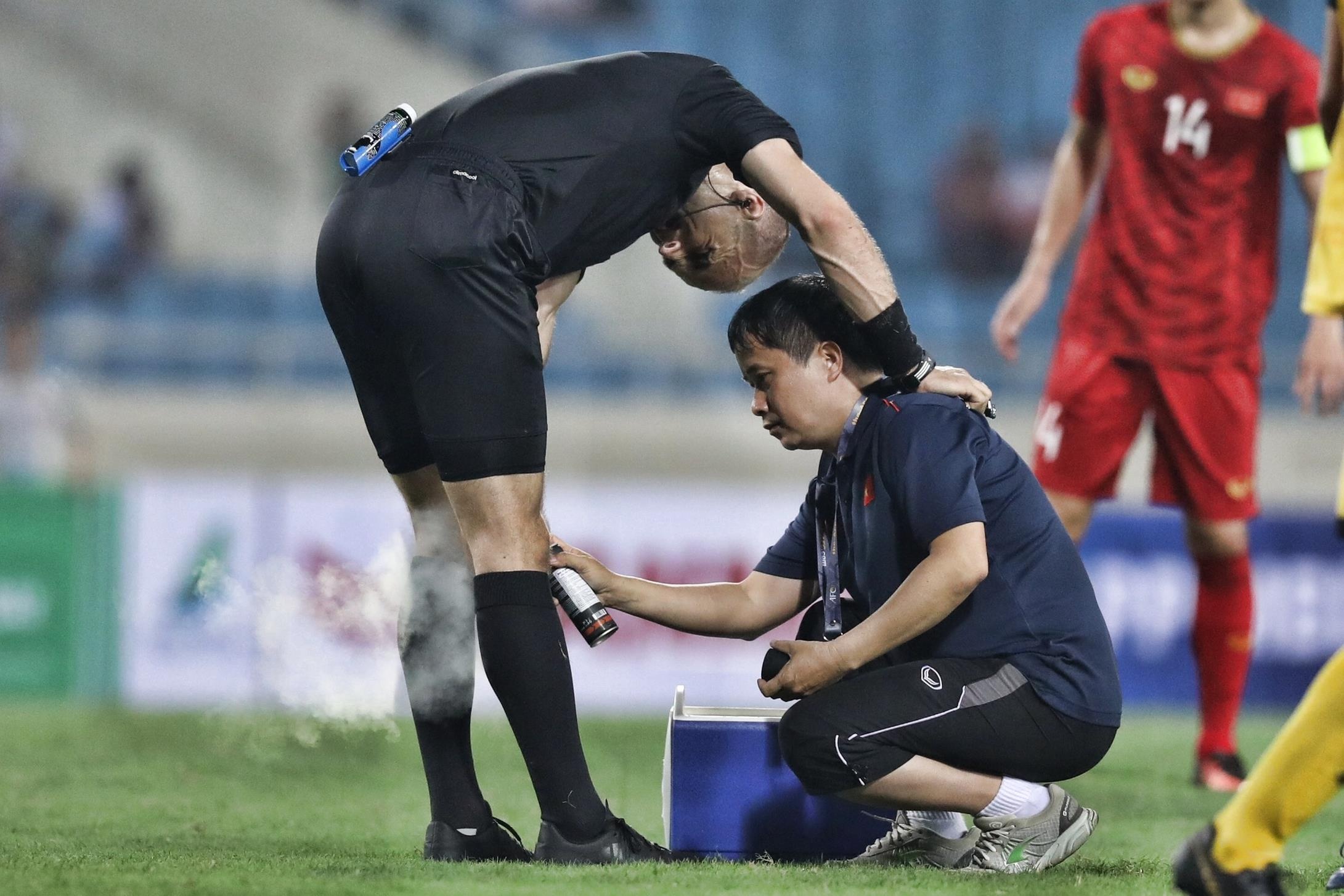 Pha va cham hy huu cua trong tai khien tran U23 Viet Nam bi gian doan hinh anh