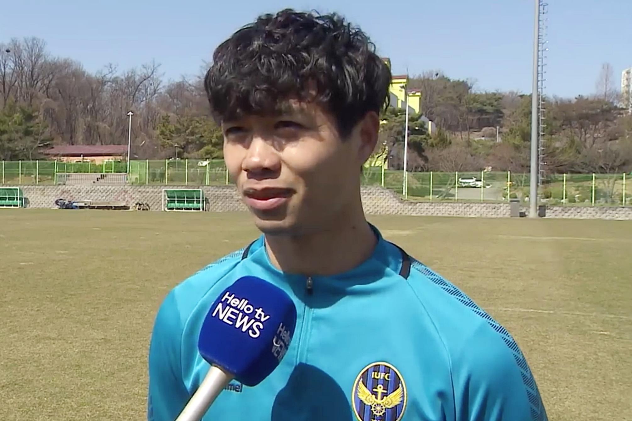 Cong Phuong tra loi truyen hinh Han Quoc bang tieng Anh hinh anh