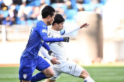 Bao Han Quoc: 'Cong Phuong dut diem tao bao khi doi dau Suwon' hinh anh