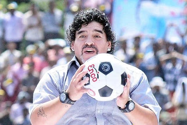 Maradona bieu dien ky thuat 'xau kim' ngau hung o tuoi 58 hinh anh