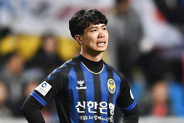 Tan HLV Incheon: 'Cong Phuong dang gap ap luc o K.League' hinh anh