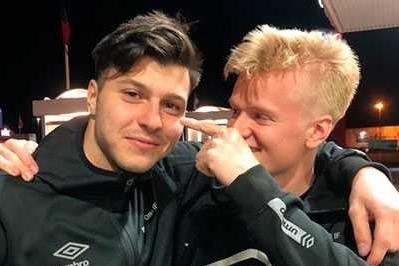 Cau thu thay nguoi bi dong doi choc vao mat khi vao san hinh anh