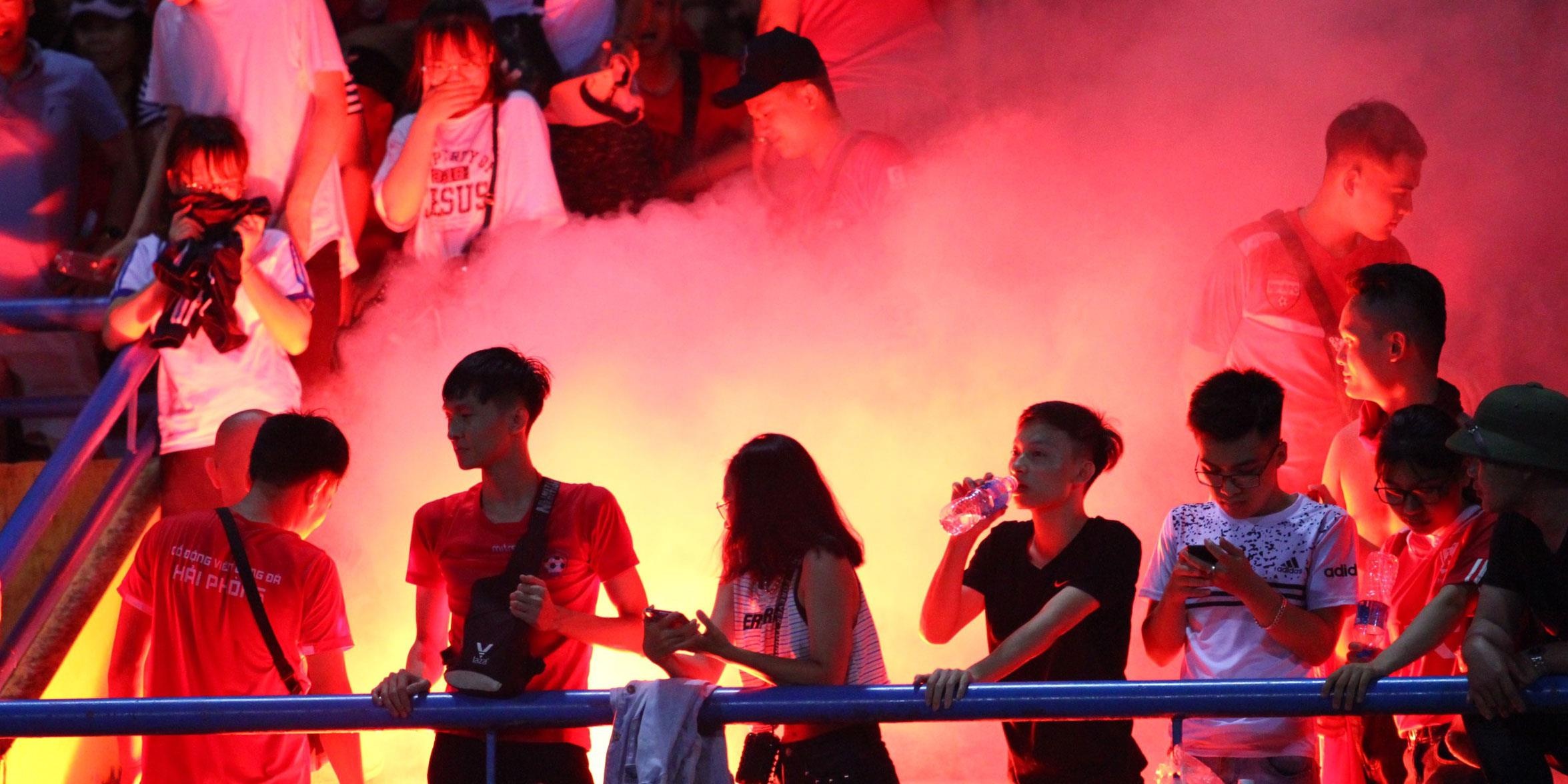 'CDV Hai Phong cuong nhiet qua lam xau hinh anh bong da' hinh anh