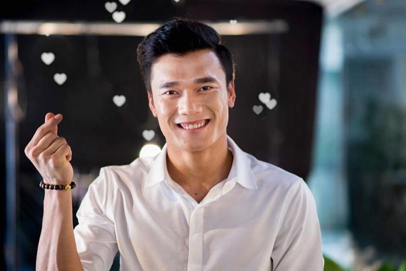 Thu mon Bui Tien Dung bieu cam hai huoc khi ru fan di 'quang hop' hinh anh