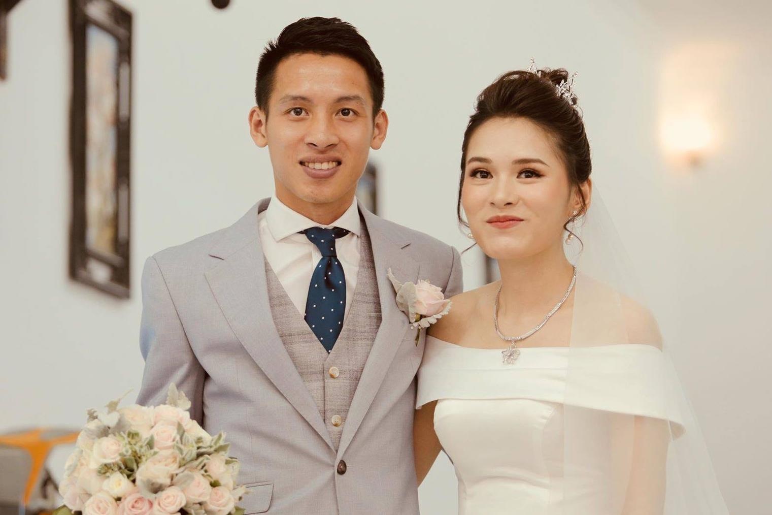 Do Hung Dung dien trai trong dam cuoi voi ban gai xinh dep hinh anh