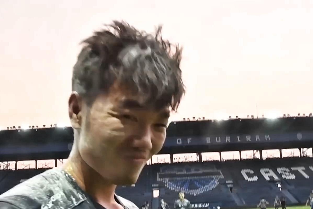 Xuan Truong mat nhem nhuoc khi bi dong doi Buriram 'danh up' hinh anh