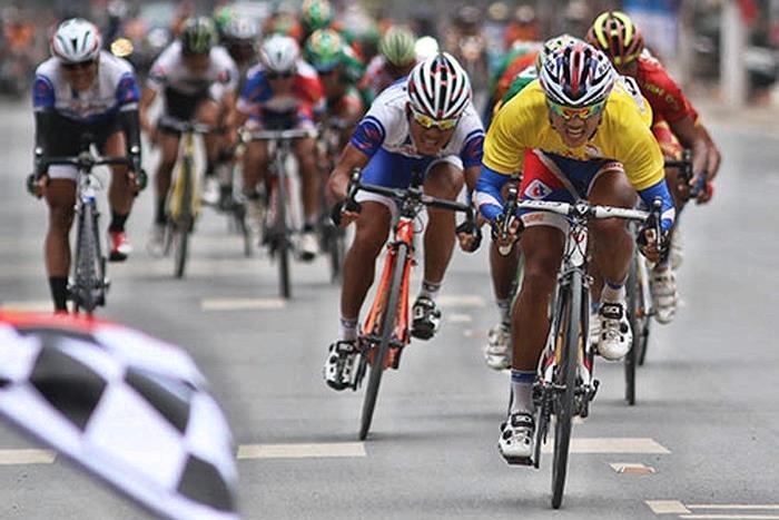 Khoi dong cuoc dua xe dap ky niem chien dich Dien Bien Phu hinh anh