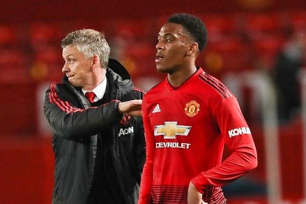 Solskjaer quat mang Martial truoc mat cac cau thu trong phong thay do hinh anh