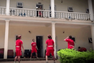 Minh Vuong tang bong bang dau dieu nghe qua ban cong hinh anh