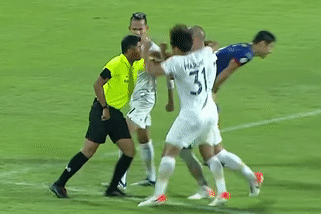 Tuyen thu Thai Lan bi duoi khoi san vi dam len trong tai hinh anh