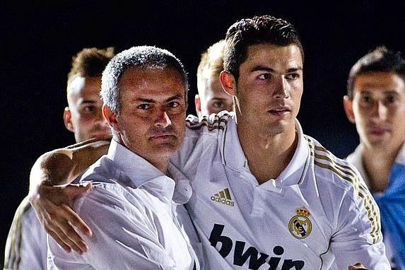 Lo bang chung Ronaldo ru Mourinho sang Juventus hinh anh