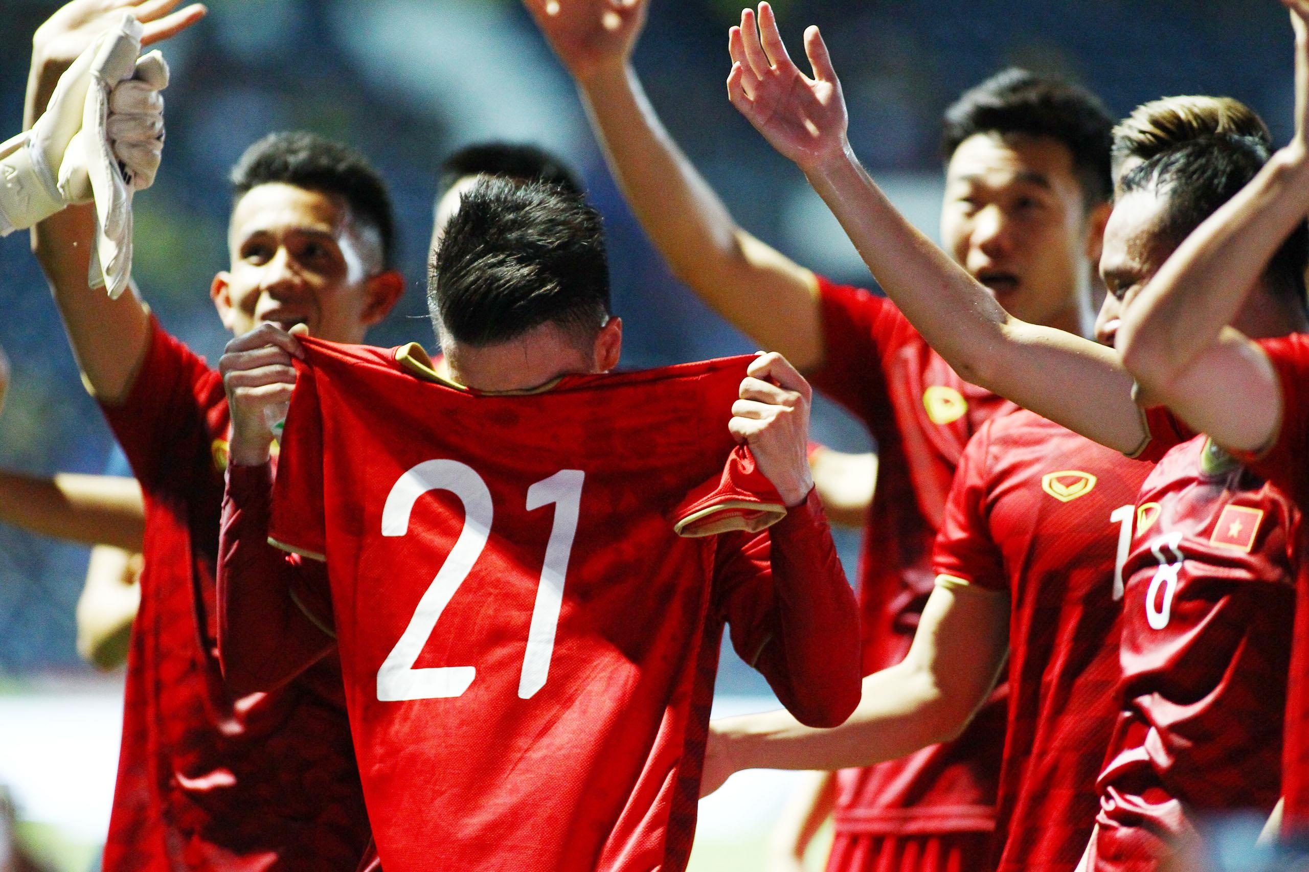 Chanathip Songkrasin,  Theerathon Bunmathan,  Thitiphan Puangchan,  doi tuyen Thai Lan,  doi tuyen Viet Nam,  King's Cup anh 2