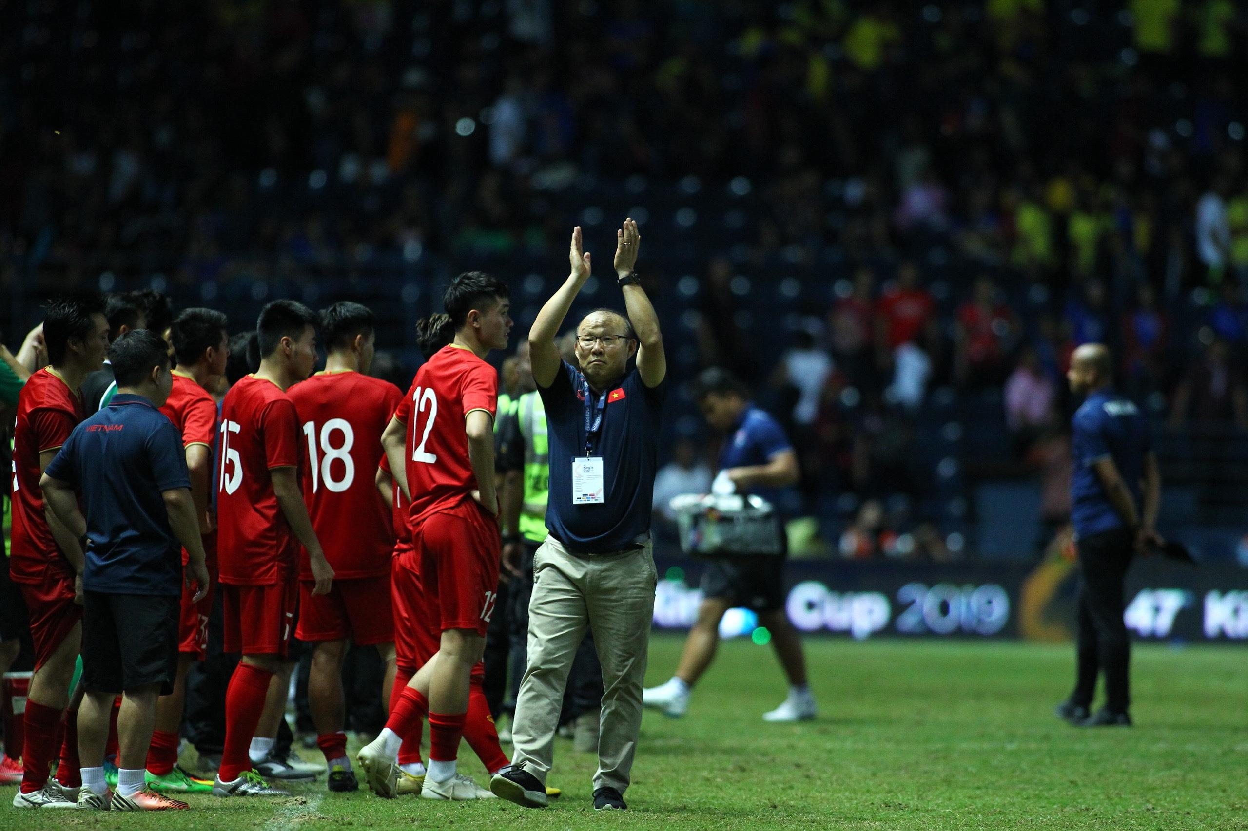 Chanathip Songkrasin,  Theerathon Bunmathan,  Thitiphan Puangchan,  doi tuyen Thai Lan,  doi tuyen Viet Nam,  King's Cup anh 4