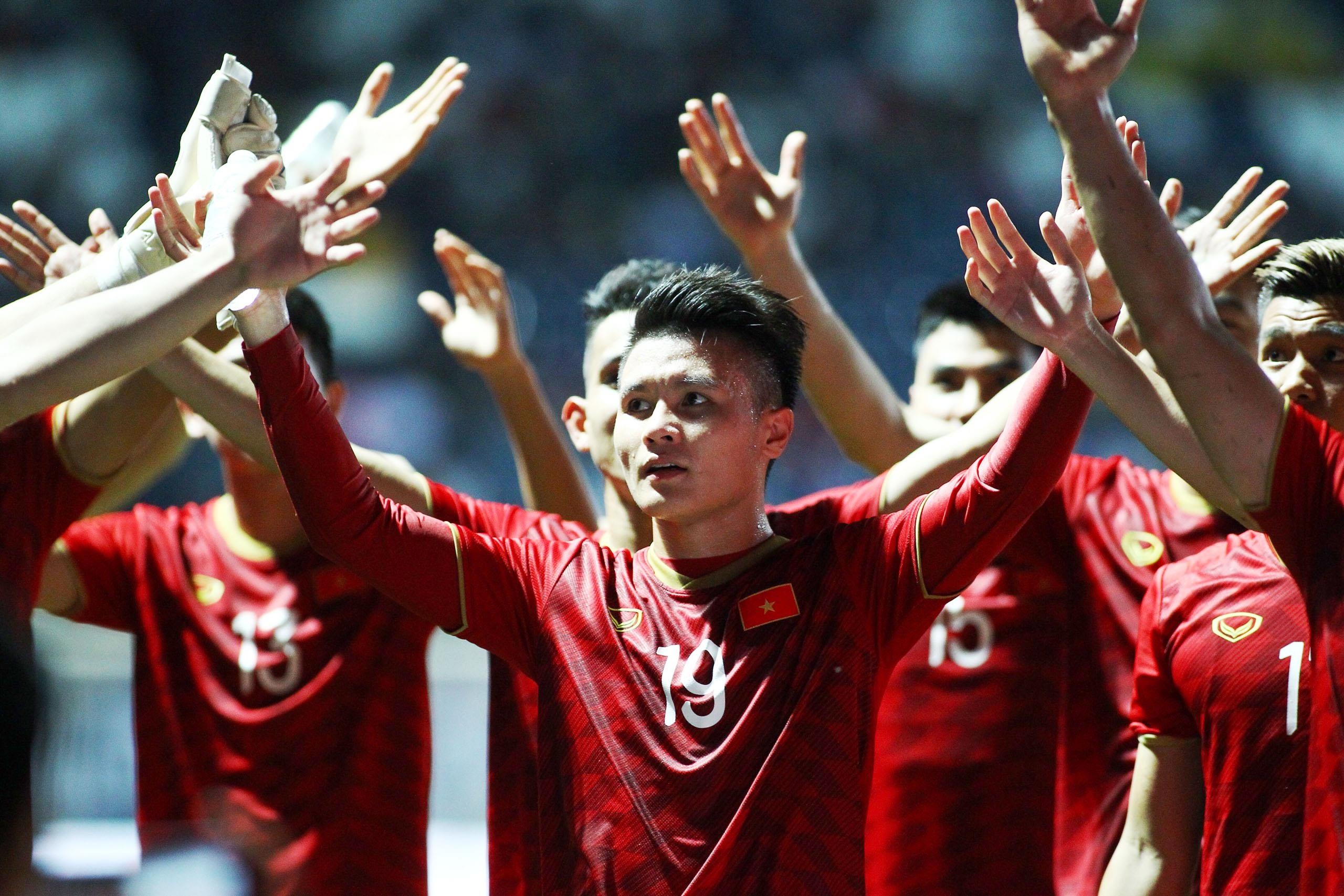 Chanathip Songkrasin,  Theerathon Bunmathan,  Thitiphan Puangchan,  doi tuyen Thai Lan,  doi tuyen Viet Nam,  King's Cup anh 6