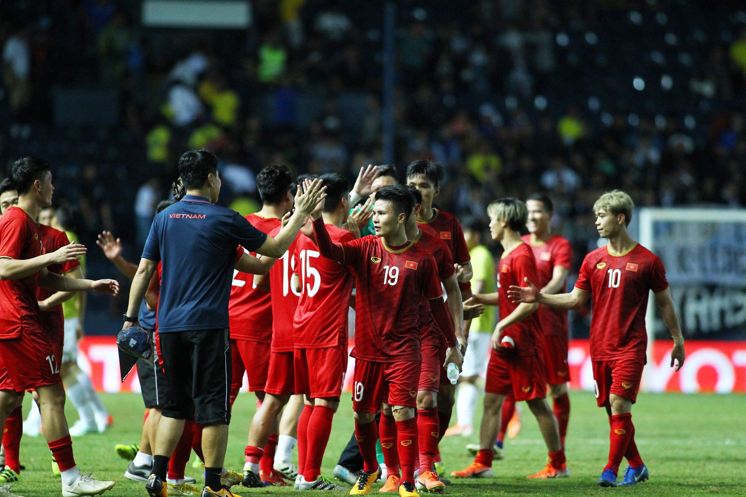 Chanathip Songkrasin,  Theerathon Bunmathan,  Thitiphan Puangchan,  doi tuyen Thai Lan,  doi tuyen Viet Nam,  King's Cup anh 7