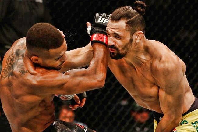 Nhung lan vo si MMA bi danh guc chi bang mot cu ra don hinh anh