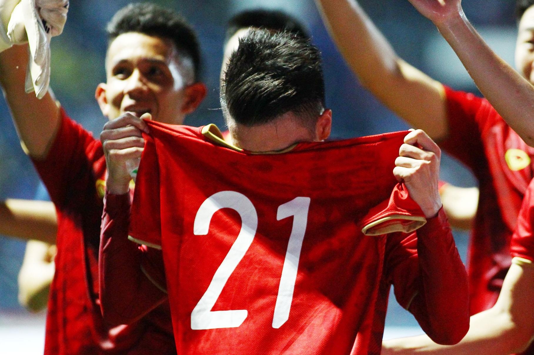 Quang Hai ngam ngui om ao Dinh Trong sau chien thang nghet tho hinh anh