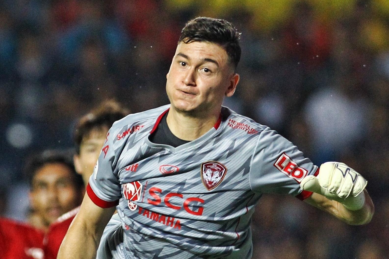 HLV Muangthong: 'Van Lam dang bi cang thang va mat tu tin' hinh anh