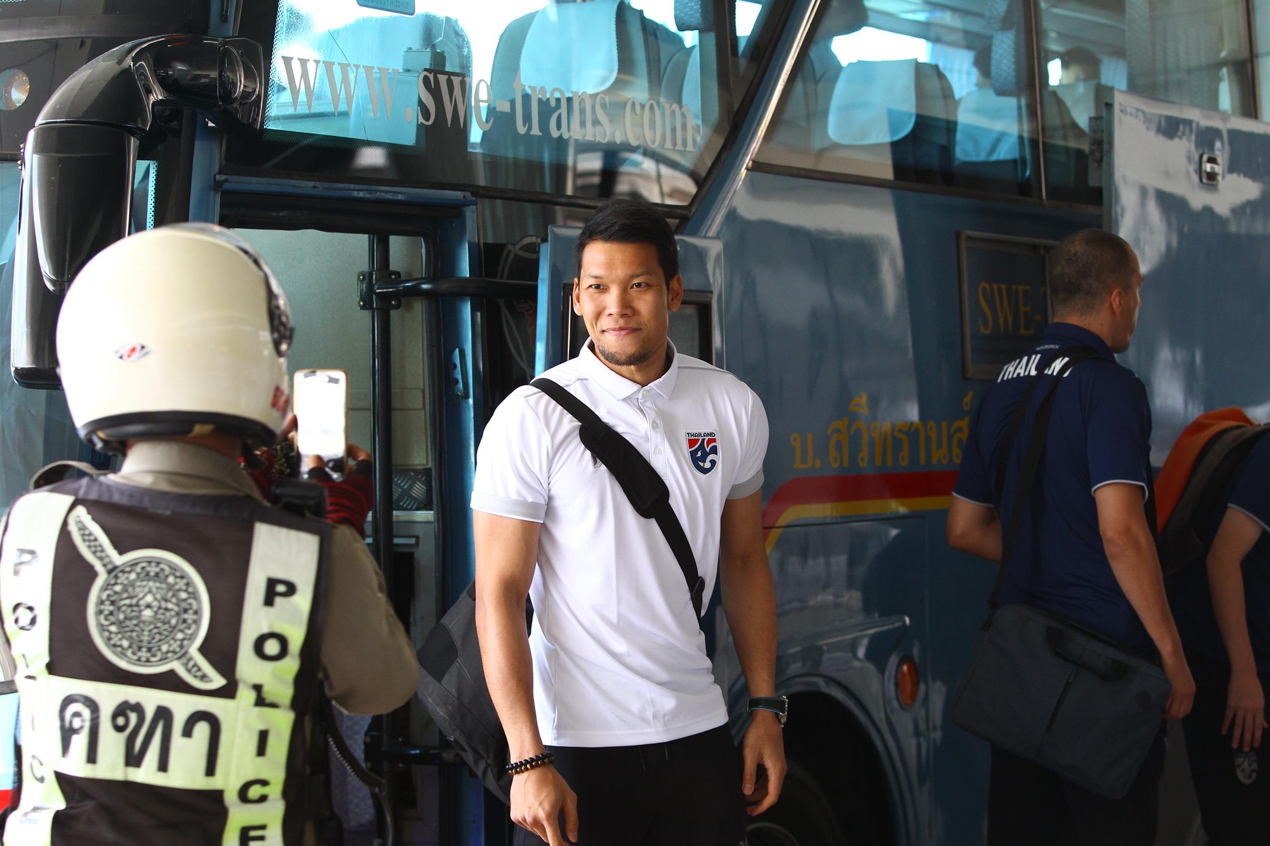 đội tuyển Việt Nam, đội tuyển Thái Lan, sân bay Bangkok, King's Cup ảnh 2 doi tuyen Viet Nam, doi tuyen Thai Lan, san bay Bangkok, King's Cup anh 2