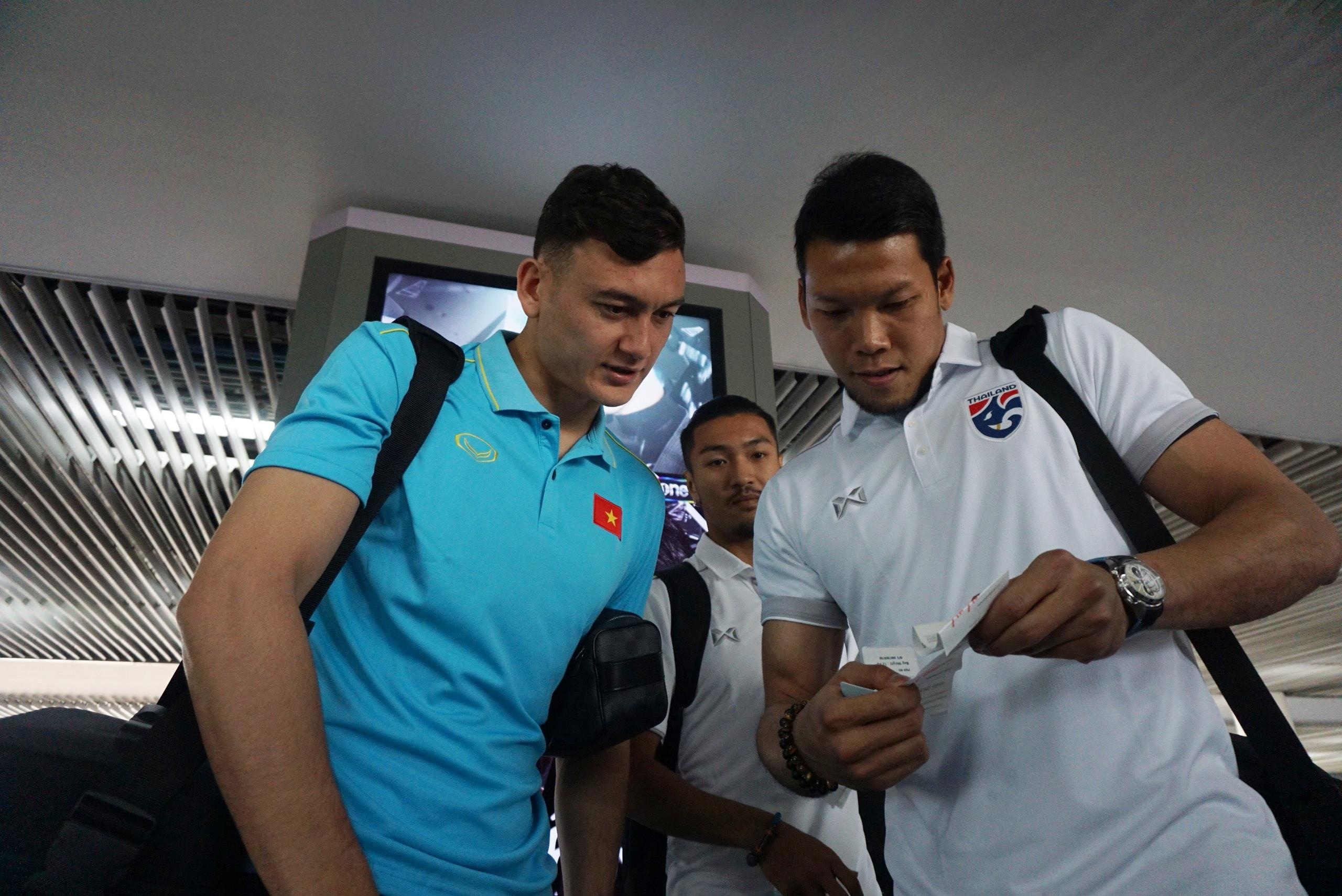 đội tuyển Việt Nam, đội tuyển Thái Lan, sân bay Bangkok, King's Cup ảnh 3 doi tuyen Viet Nam, doi tuyen Thai Lan, san bay Bangkok, King's Cup anh 3