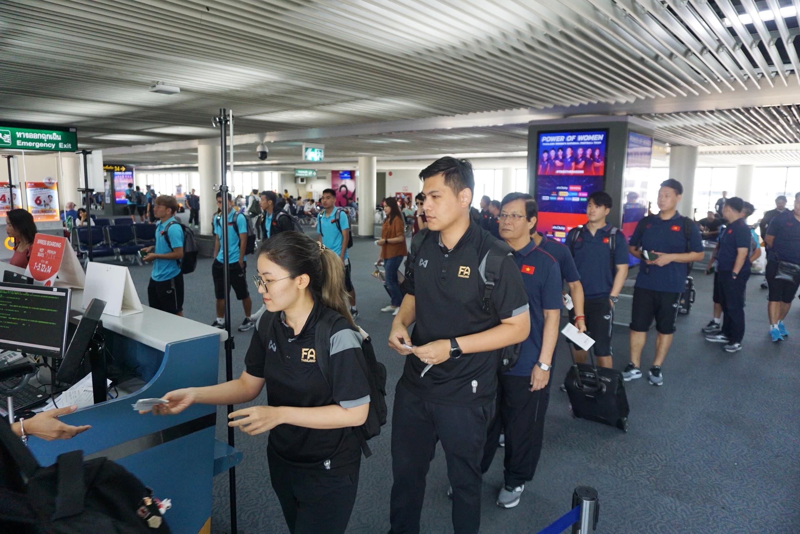 đội tuyển Việt Nam, đội tuyển Thái Lan, sân bay Bangkok, King's Cup ảnh 8 doi tuyen Viet Nam, doi tuyen Thai Lan, san bay Bangkok, King's Cup anh 8