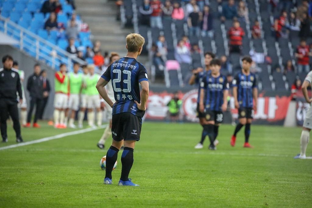 Incheon United,  Cong Phuong,  chung ta khong thuoc ve nhau,  Son Tung M-TP anh 2