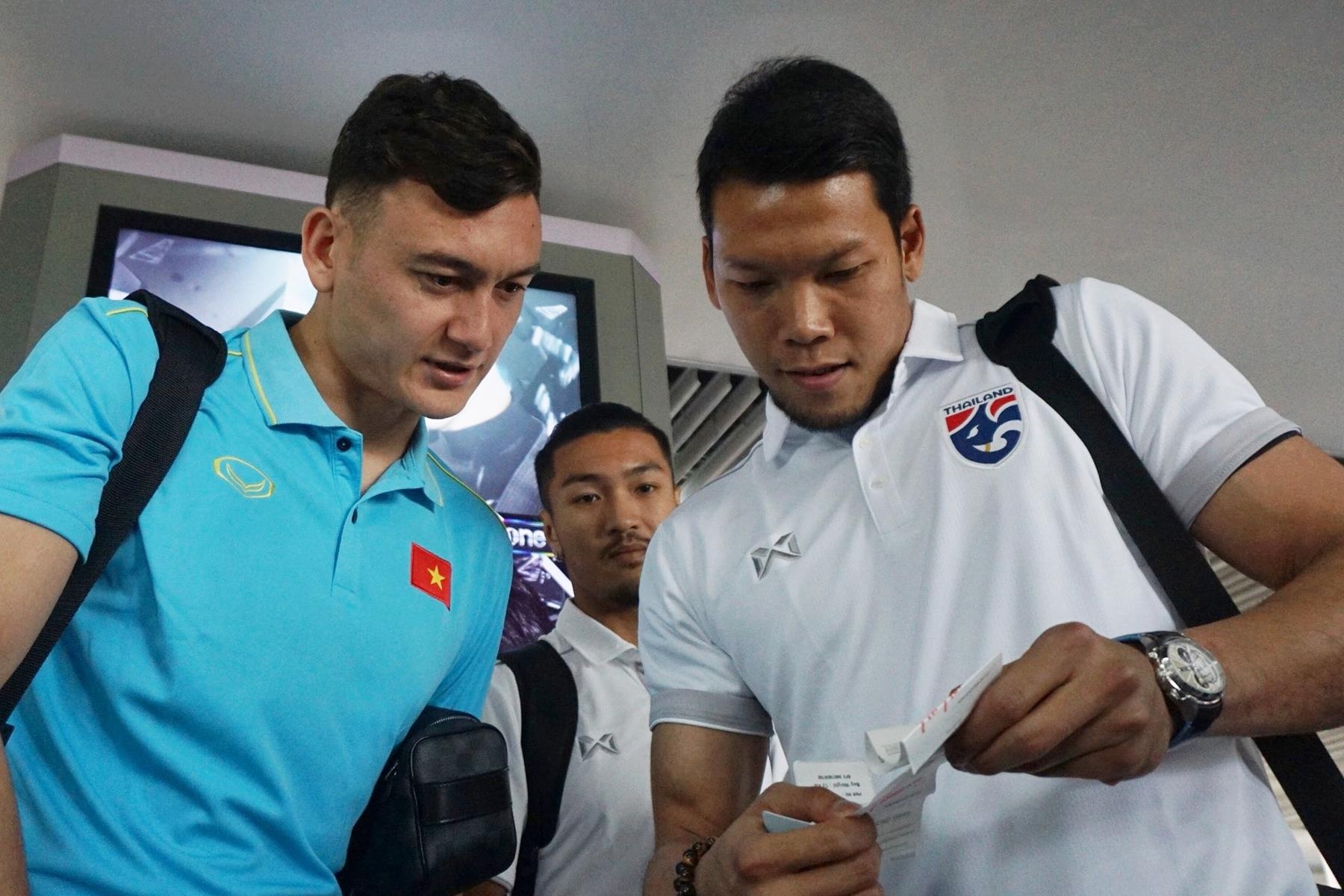 Tuyen thu Viet Nam tuoi cuoi khi gap Thai Lan o san bay hinh anh