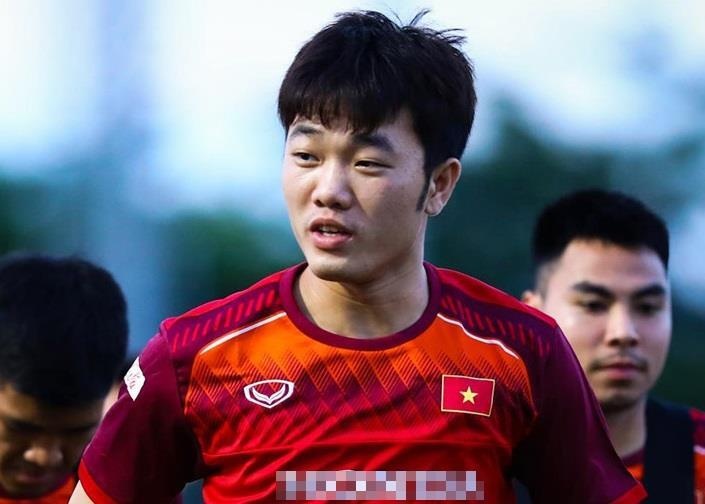 Xuan Truong gioi thieu ban than bang tieng Anh luu loat o King's Cup hinh anh