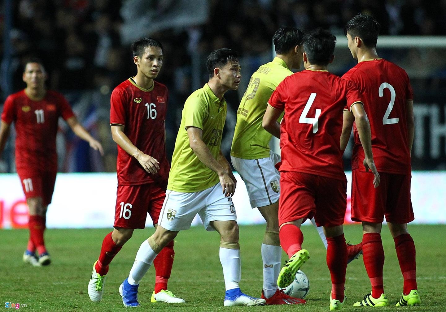 ban gai Duy Manh,  Quynh Anh,  Chanathip Singkrasin,  King's Cup,  doi tuyen Viet Nam anh 2