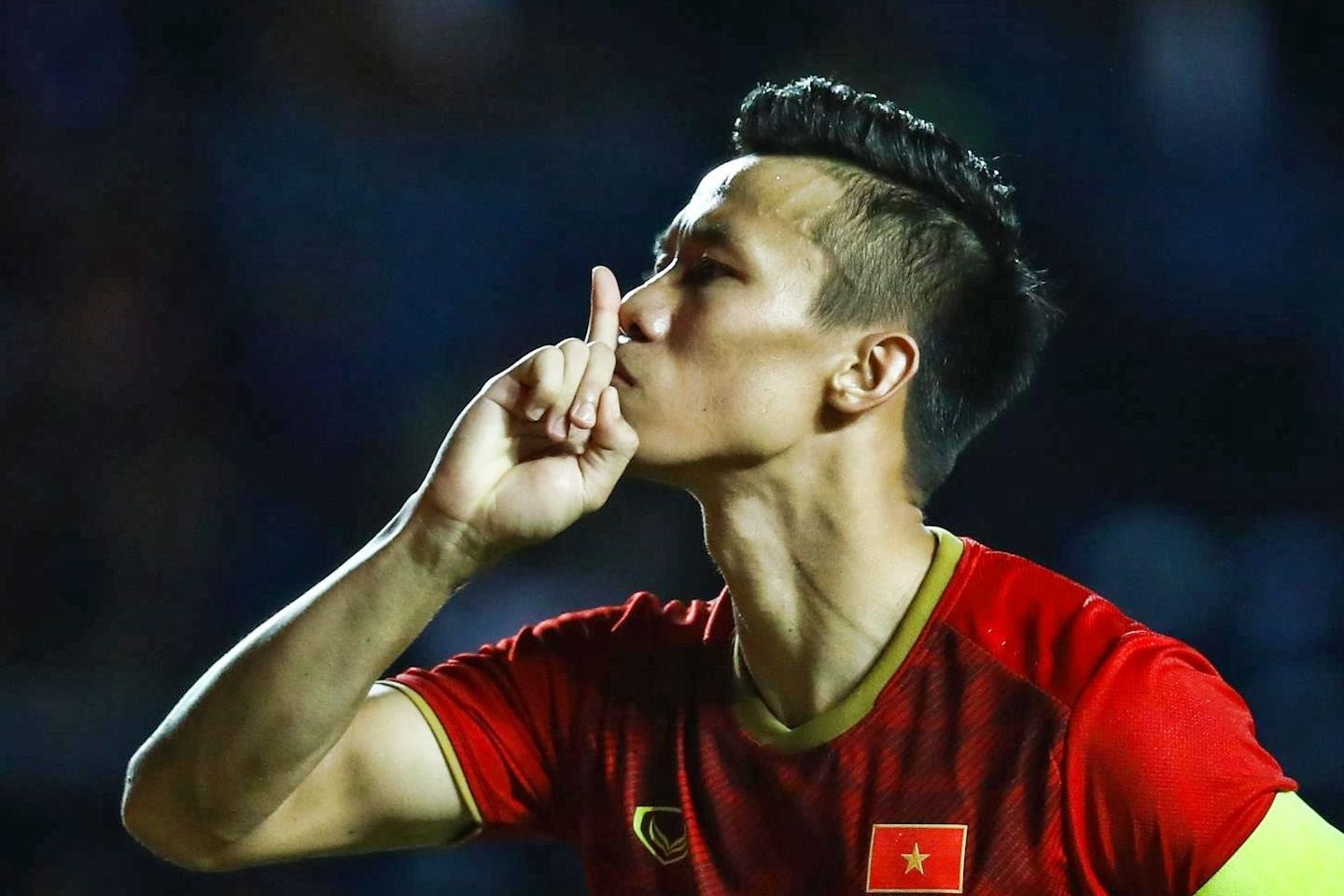 'Que Ngoc Hai doi thay Park vao bang duoc chung ket King's Cup' hinh anh