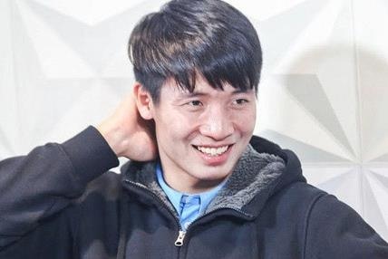 Ve mat hoang hot cua Bui Tien Dung trong lan dau di lan hinh anh