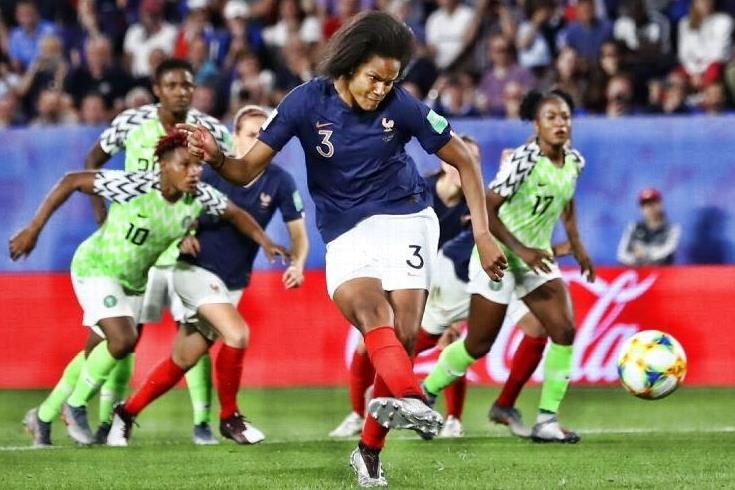 Qua penalty gay tranh cai giup tuyen nu Phap thang Nigeria hinh anh