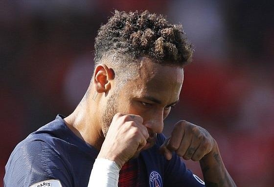 Neymar nhan an phat nang o Champions League hinh anh