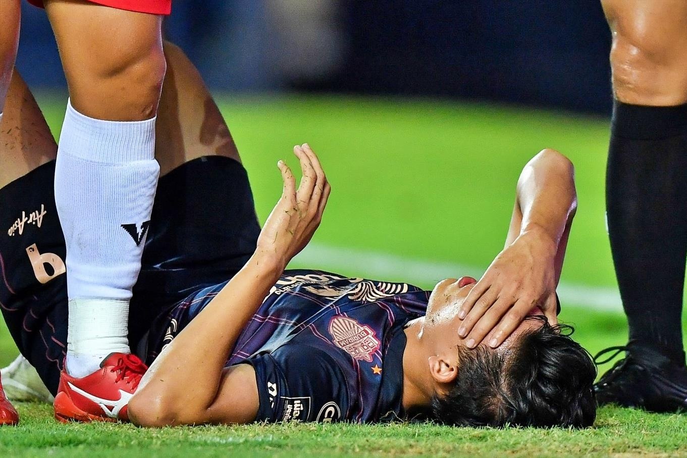 Pha va cham khien tien dao Thai Lan bi gay mui o Thai League hinh anh