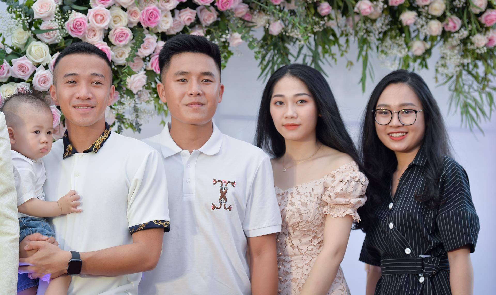 Bui Tien Dung to chuc le an hoi,  ban gai Nguyen Khanh Linh,  trung ve Bui Tien Dung,  doi tuyen Viet Nam anh 2