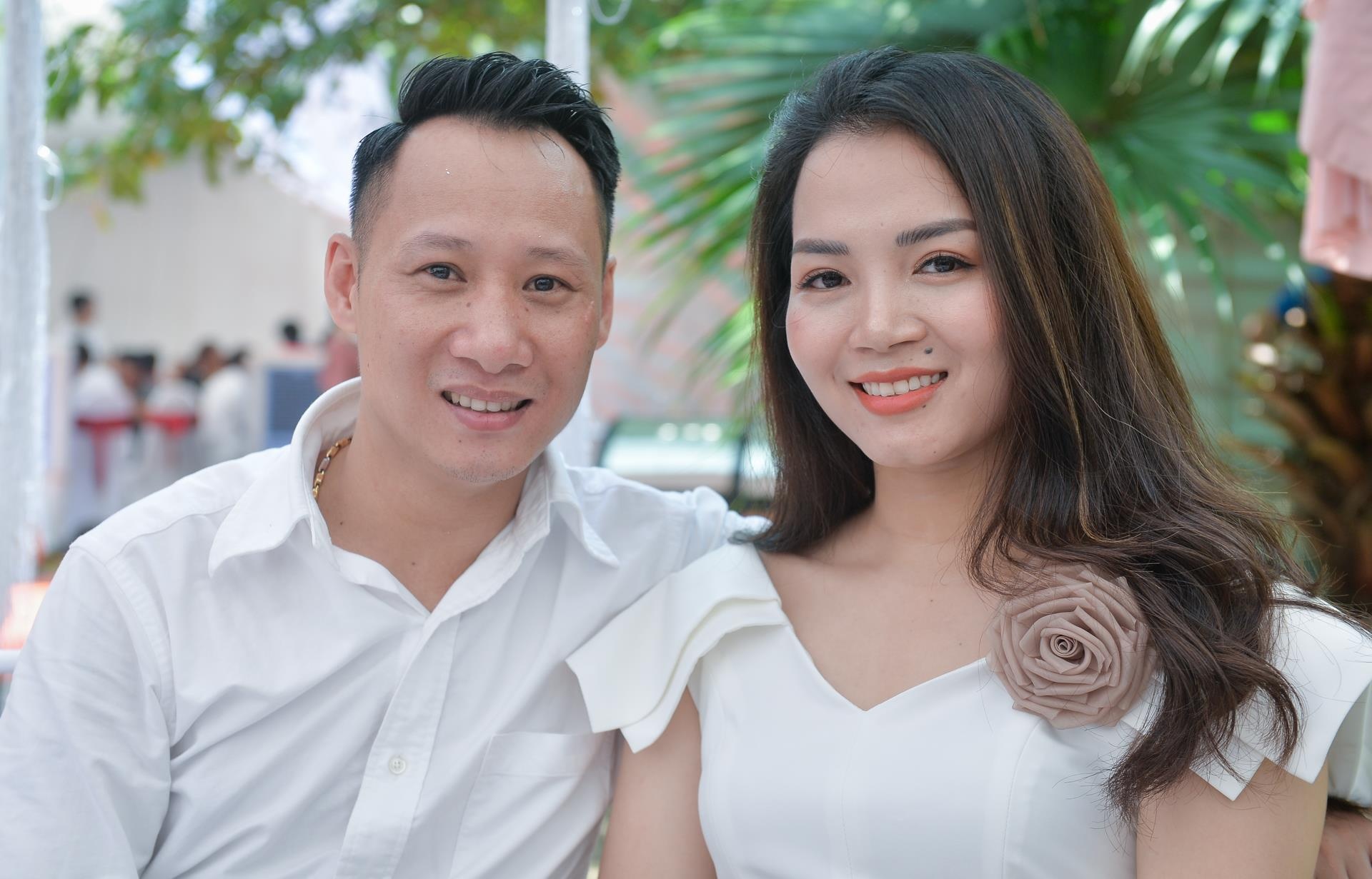 Bui Tien Dung to chuc le an hoi,  ban gai Nguyen Khanh Linh,  trung ve Bui Tien Dung,  doi tuyen Viet Nam anh 5