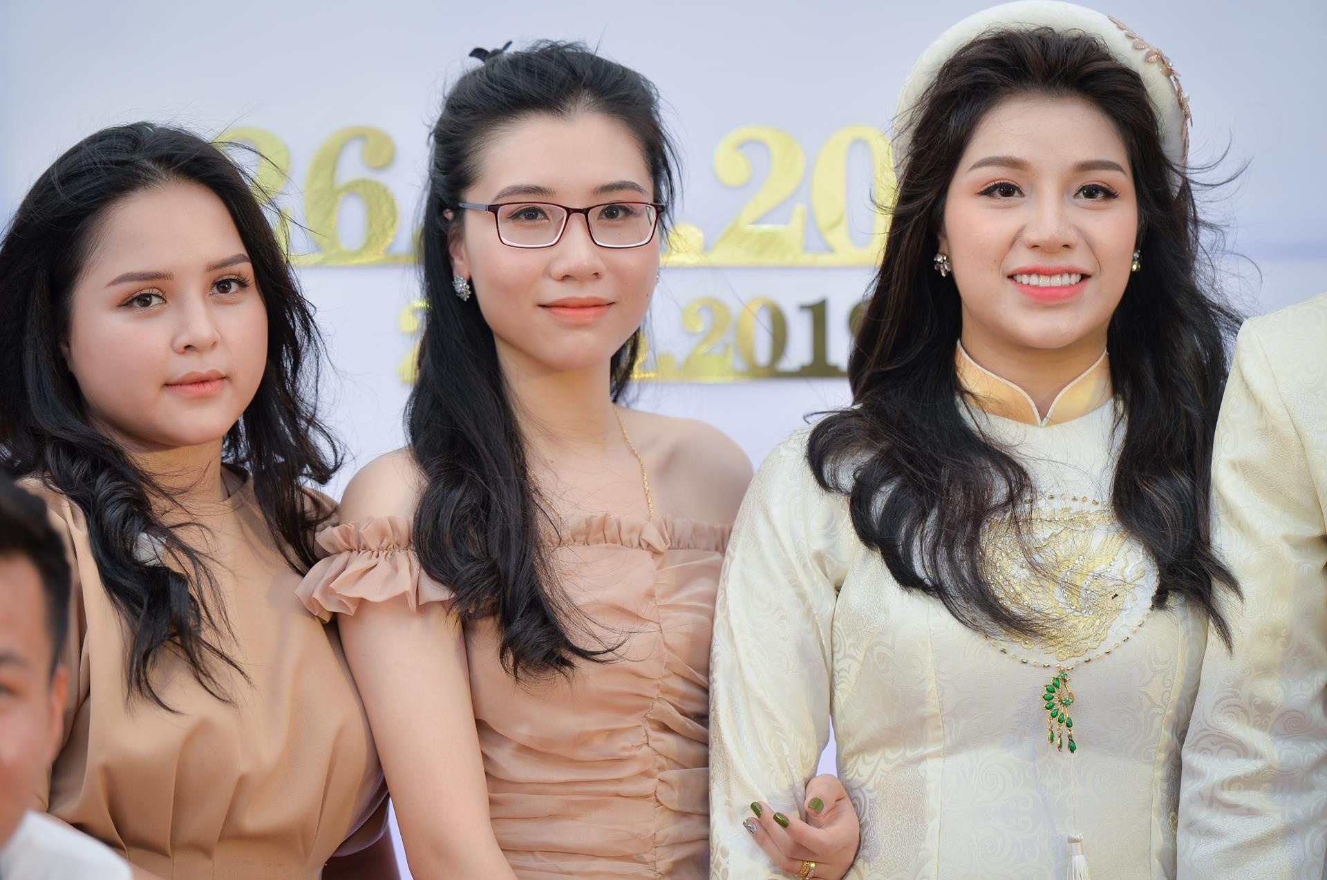 Bui Tien Dung to chuc le an hoi,  ban gai Nguyen Khanh Linh,  trung ve Bui Tien Dung,  doi tuyen Viet Nam anh 3