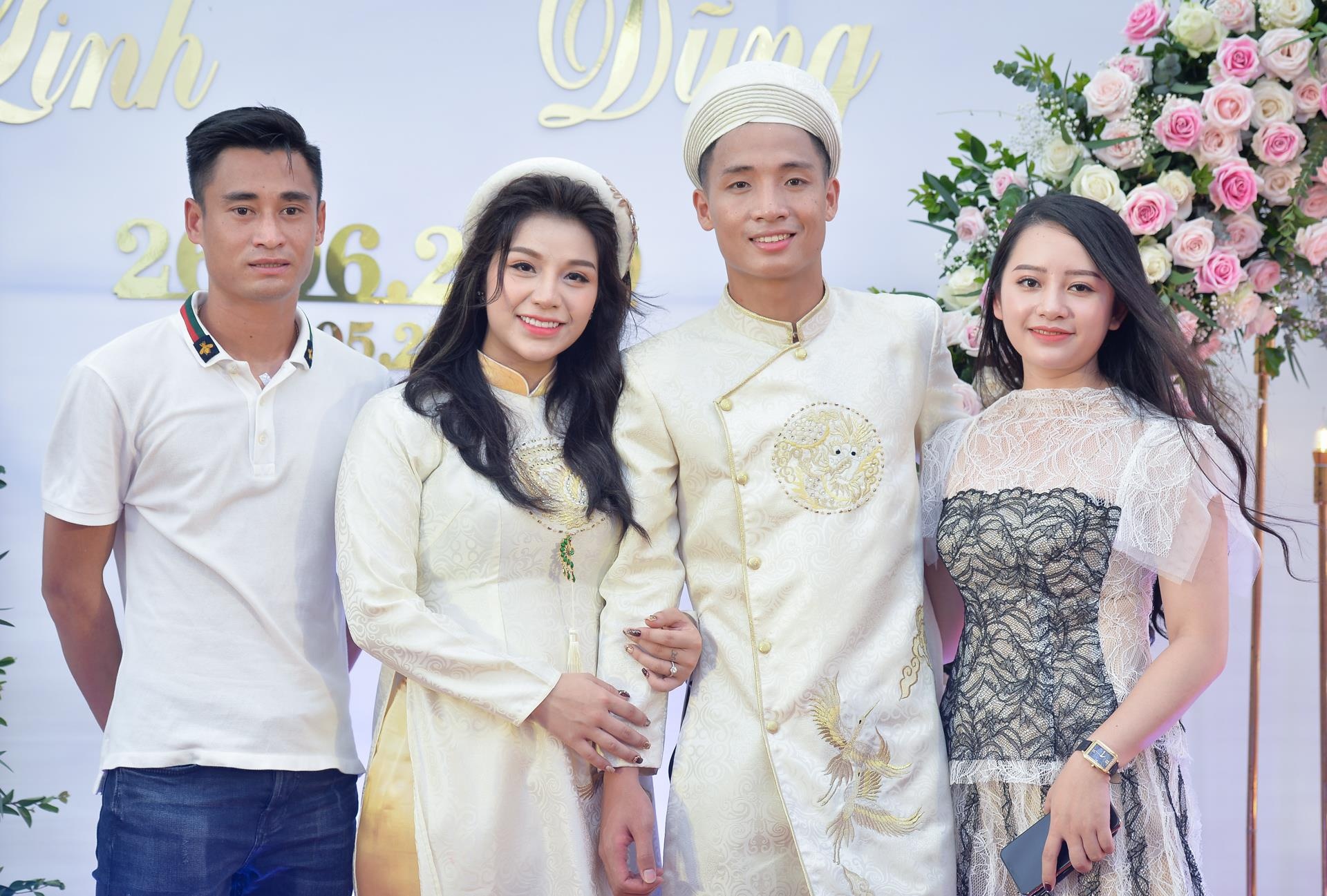 Bui Tien Dung to chuc le an hoi,  ban gai Nguyen Khanh Linh,  trung ve Bui Tien Dung,  doi tuyen Viet Nam anh 6