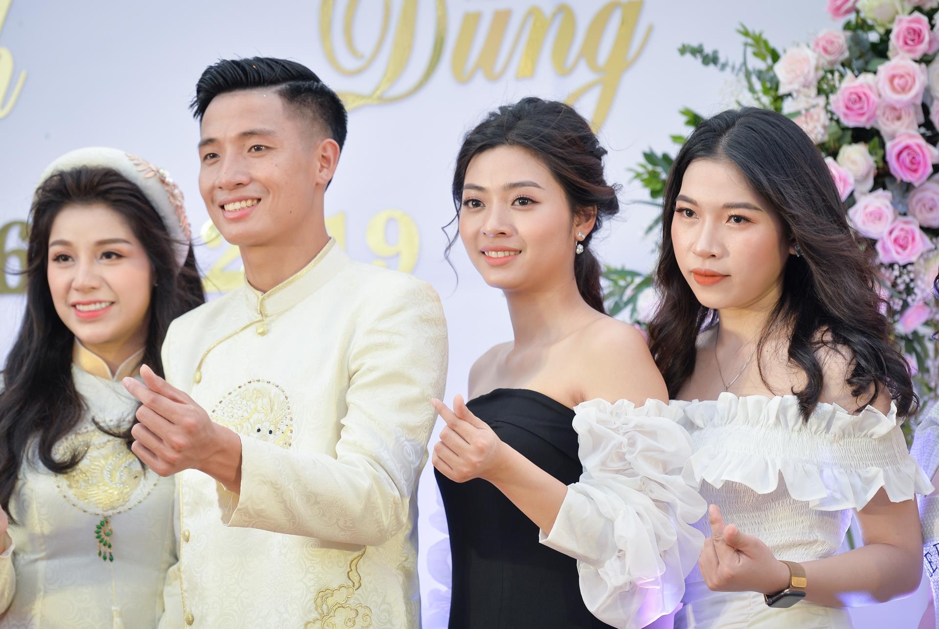 Bui Tien Dung to chuc le an hoi,  ban gai Nguyen Khanh Linh,  trung ve Bui Tien Dung,  doi tuyen Viet Nam anh 7