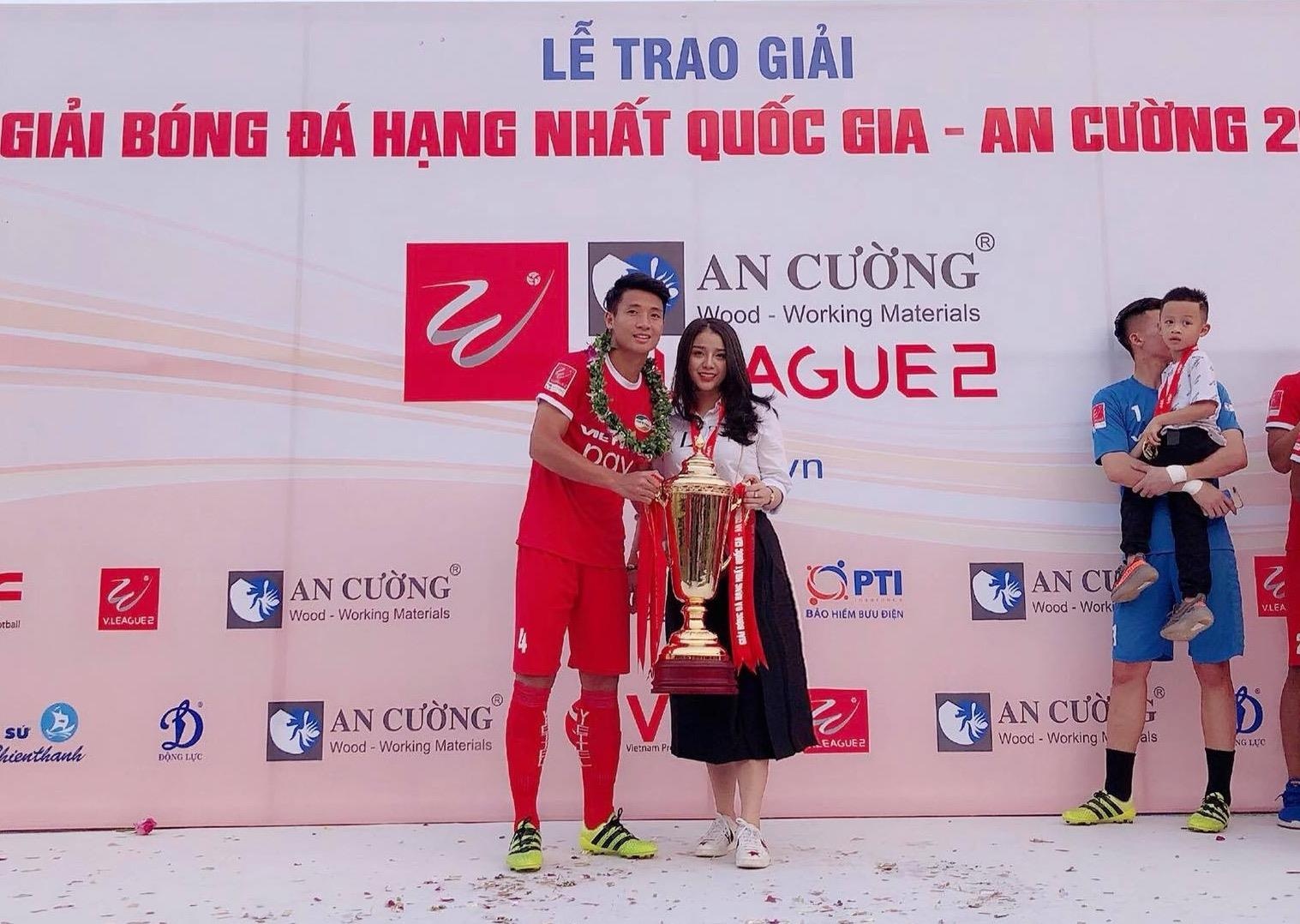 trung ve Bui Tien Dung an hoi,  ban gai Bui Tien Dung,  Nguyen Khanh Linh,  doi tuyen Viet Nam anh 6