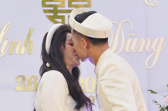 Bui Tien Dung 'khoa moi' co dau Khanh Linh trong le an hoi hinh anh