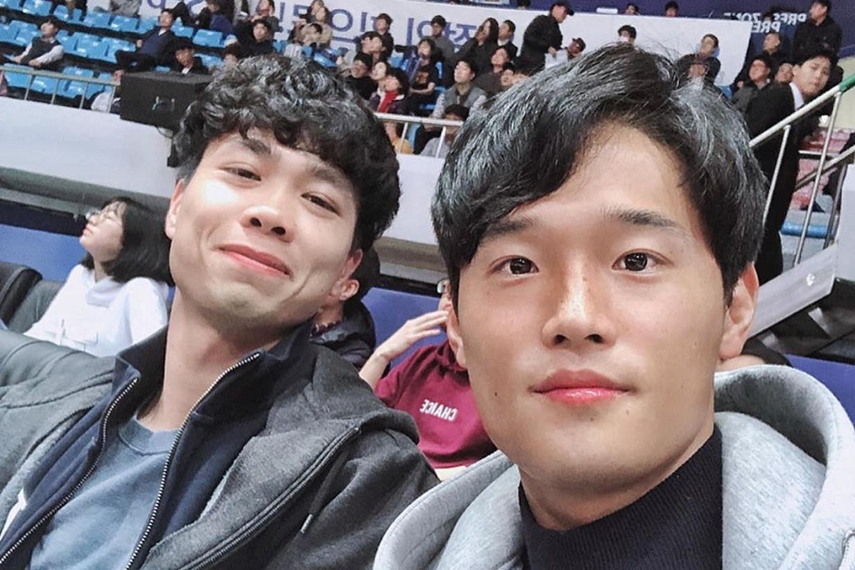 Cong Phuong hon gio, tha tim voi dong doi cu o Incheon hinh anh