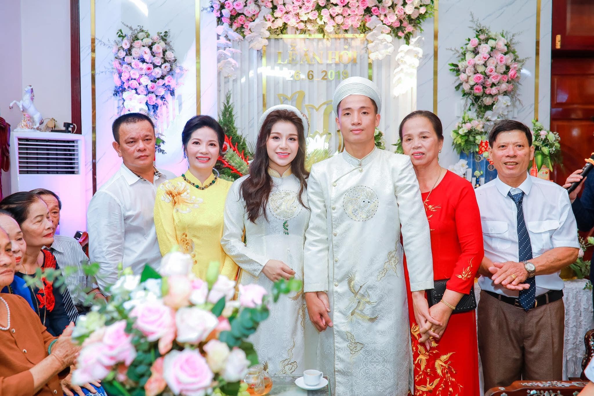 me vo Bui Tien Dung,  trung ve Bui Tien Dung,  ban gai Khanh Linh,  dam cuoi Bui Tien Dung,  doi tuyen Viet Nam anh 1