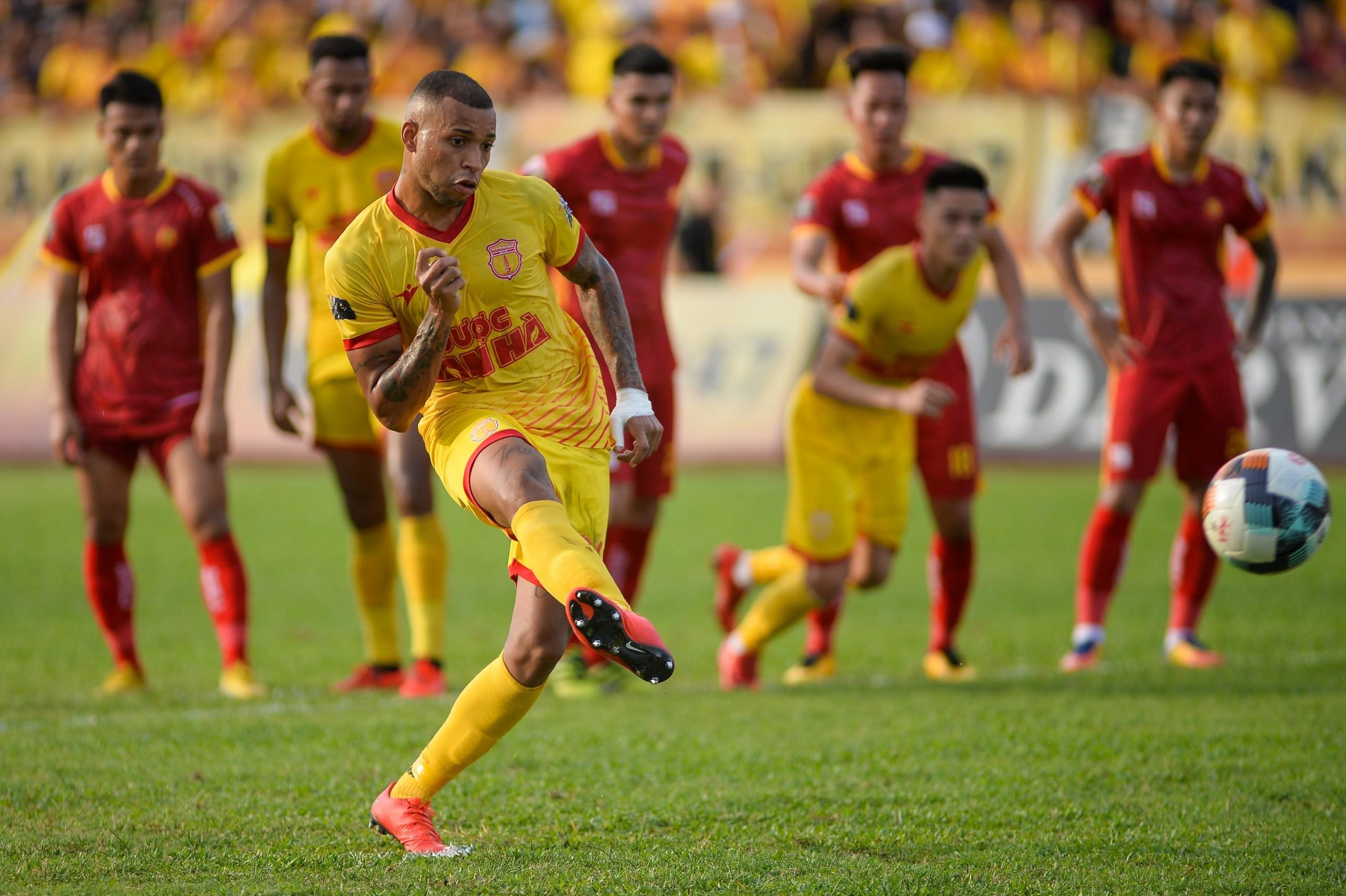 Diogo Pereira,  Gustavo Almeida dos Santos,  Paul Pogba,  Gordon Rimario,  Dinh Van Truong,  Pham Van Hoi,  CLB Nam Dinh,  CLB Thanh Hoa,  V.League anh 3