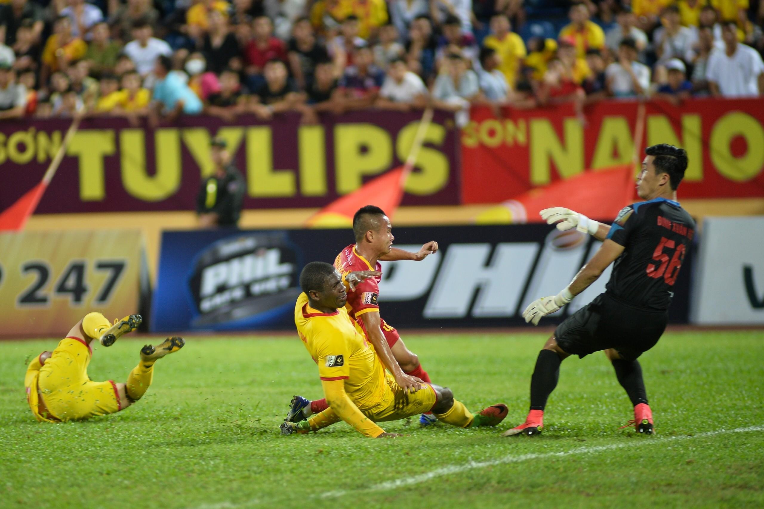 Diogo Pereira,  Gustavo Almeida dos Santos,  Paul Pogba,  Gordon Rimario,  Dinh Van Truong,  Pham Van Hoi,  CLB Nam Dinh,  CLB Thanh Hoa,  V.League anh 8