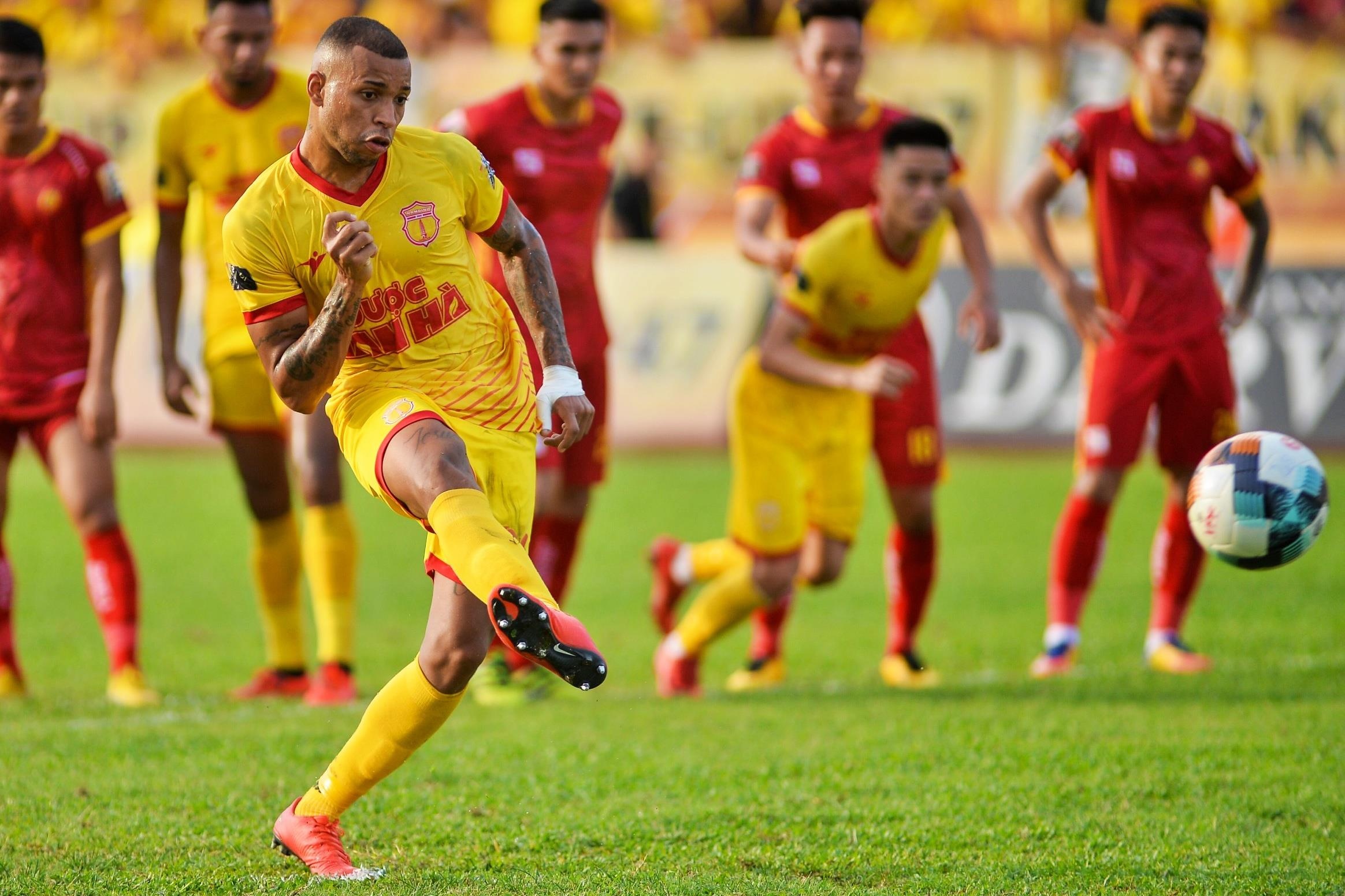 Ngoai binh Nam Dinh bat chuoc Pogba sut penalty vao luoi CLB Thanh Hoa hinh anh