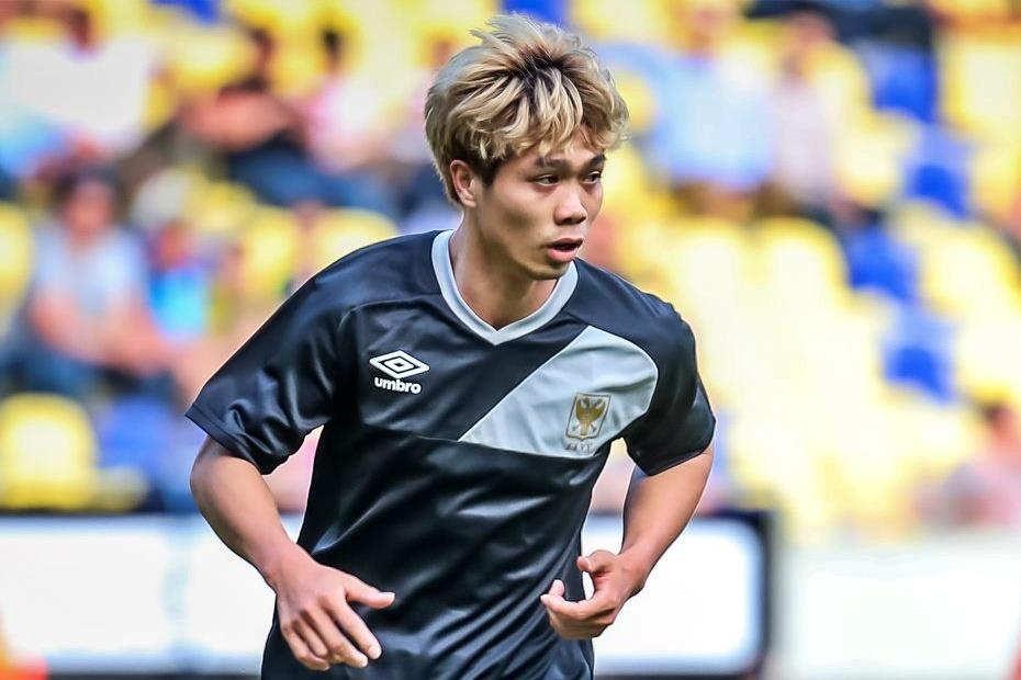 Cong Phuong ra mat Sint-Truidense V.V trong tran giao huu hinh anh