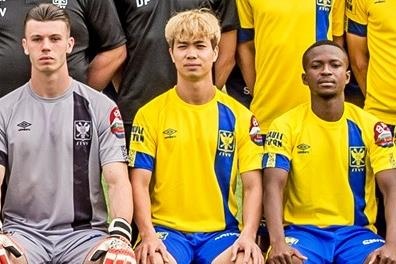 Cong Phuong banh bao khi chup anh tap the o CLB Bi hinh anh