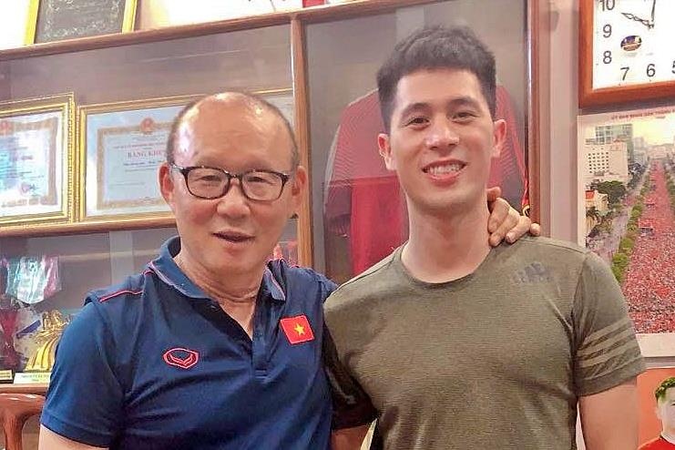 HLV Park Hang-seo ve nha Dinh Trong hoi tham suc khoe hinh anh